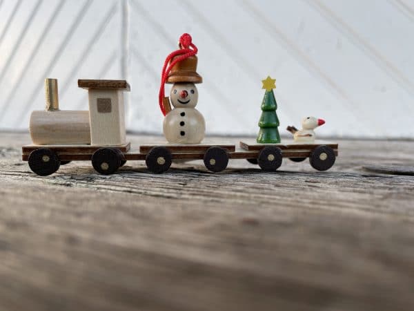 Juletrepynt - tog med snømann og juletre