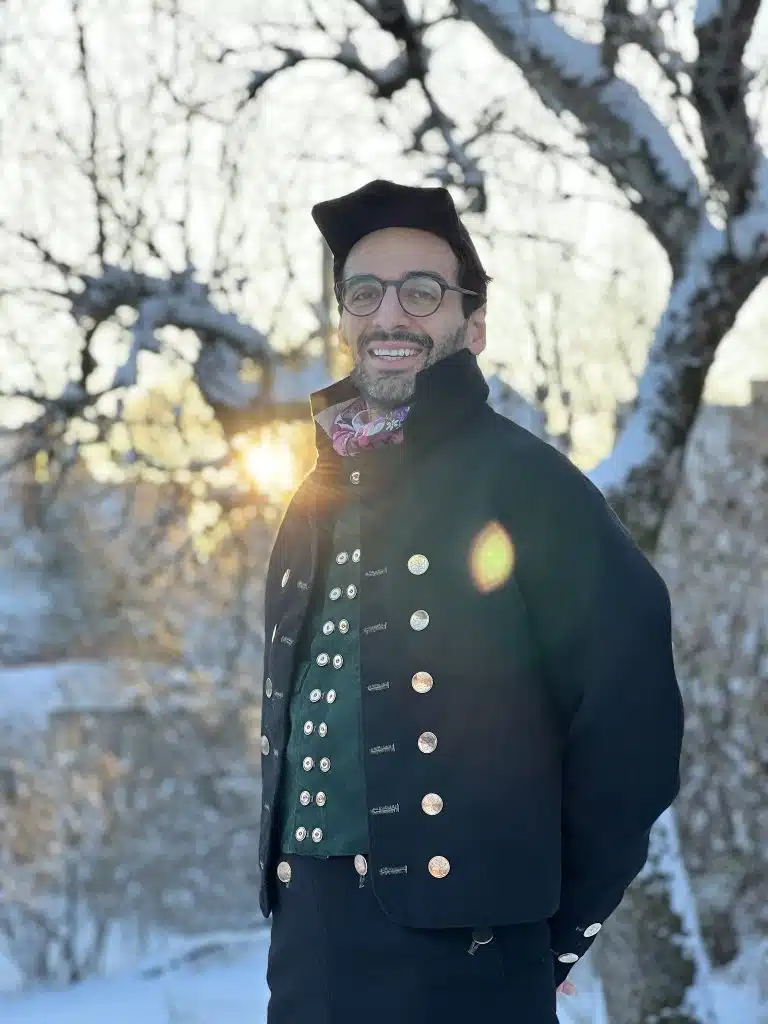 Kaveh Rashidi som modell for Østerdalsbunad mannsbunad